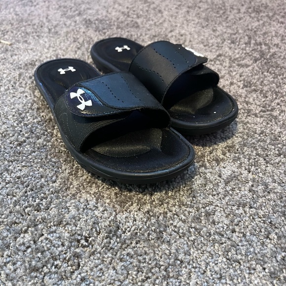 These are size 9 in women’s, under Armour slides. Brian new never worn before. - Picture 1 of 4